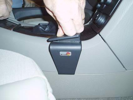 En hand som öppnar en konsol i en Volvo V70 05-08.