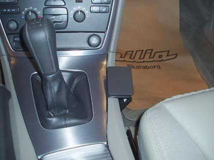 Konsol med växelspak och kontroller i ett Volvo V70 05-08.