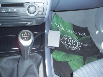 Konsol med växelspak och fäste på golvet i en BMW 1-serie.