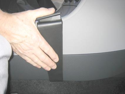 En hand placerad på en bilkonsol från en Volkswagen Passat.