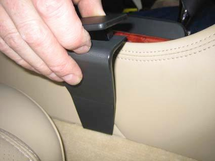Hållare monteras på en bils konsol, troligen en Lexus GS.