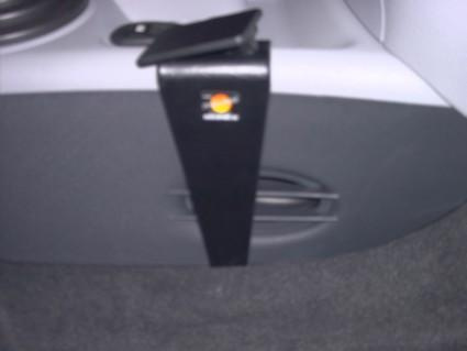 Svart konsol med handtag, avsedd för Citroen C2/C3 06-09.