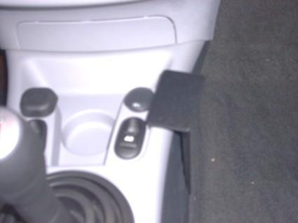 Bild på en bilkonsol med reglage och spak.