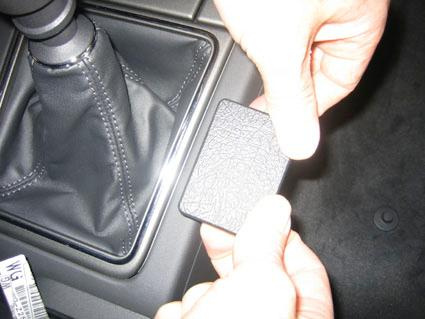 Monteringsbygel placeras i bilen, vid växellådan.