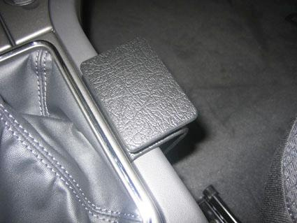 Monteringsbygel i svart plast för Opel Vectra 06-10.