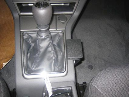 En bild av en bils mittkonsol med växelspak och ett monteringsutrymme.