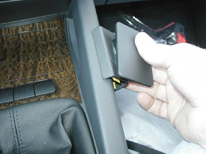 Monteringsbygel för konsol i Volkswagen Jetta, hand som visar installation.