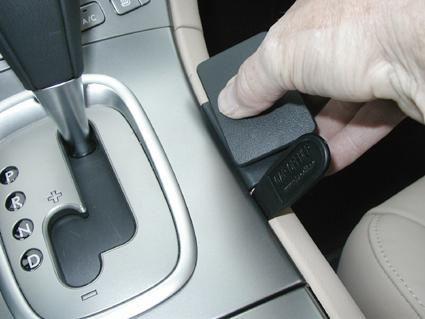 Monteringsbygel installeras vid växelspaken i en Subaru Tribeca.