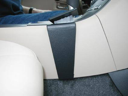 Monteringsbygel i svart plast för bilinteriör, specifikt för Subaru Tribeca 06-14.