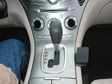 En bils mittkonsol med växelspak och kontroller.