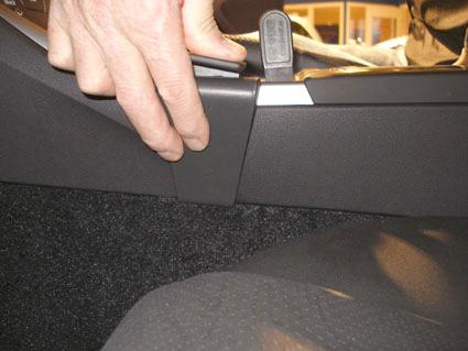 En hand justerar en del av interiören i en Lexus IS konsol.