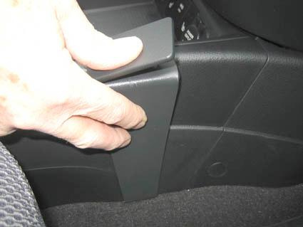 En hand som trycker på en konsol i en Hyundai Santa Fe.