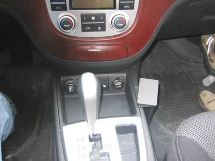 Konsol med växelspak och knappar i en Hyundai Santa Fe 06-12.