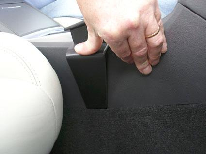 En hand justerar en konsol i en Chrysler 300C/Touring.