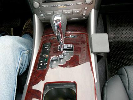 Konsol med automatväxel och kontroller i en Lexus IS 06-13.