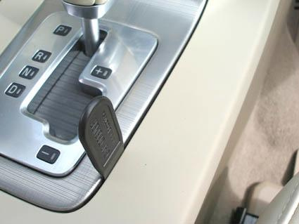 En växelspak med knappar och konsol för Volvo S80/V70/CX70.