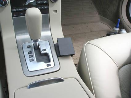 Konsol med växelspak och förvaringsutrymme i beige bilinredning.