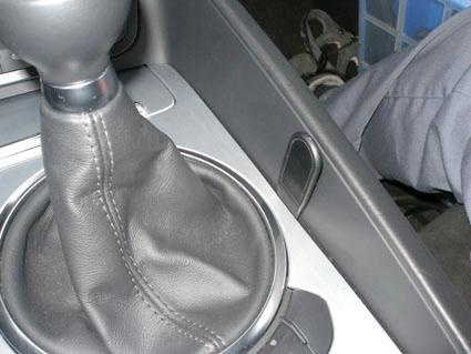 Konsol med växelspak och läderklädd växelspaksboot.