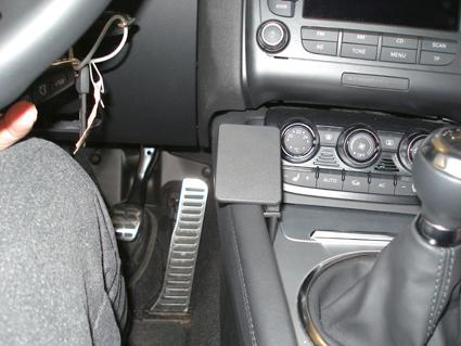 Konsol i bil med kontrollpanel och växelspak, Audi TT.