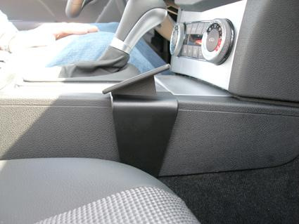 En del av bilens konsol och växelspak i Mercedes Benz C-Klass.