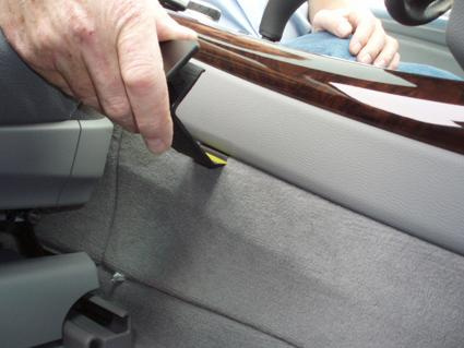 En hand justerar en del av konsolen i en BMW X5/X6.