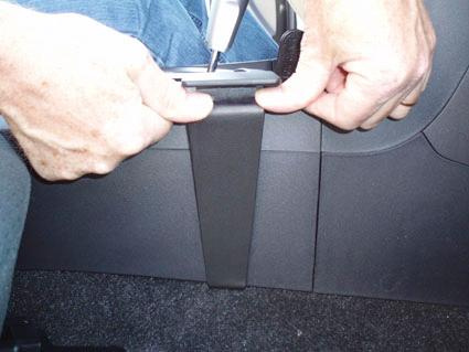 En person installerar en konsol i en Mitsubishi Lancer.