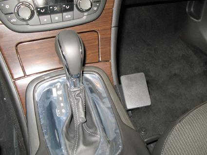 Inredning av bilkonsol med växelspak och kontroller.