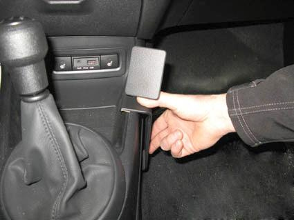 Hand som greppar handbromsen på en Hyundai i20-konsol.