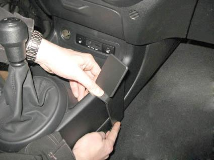 En person installerar en konsol i en Hyundai i20.