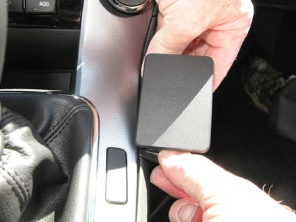 Objekt som håller på att kopplas in i konsolen av en hand.