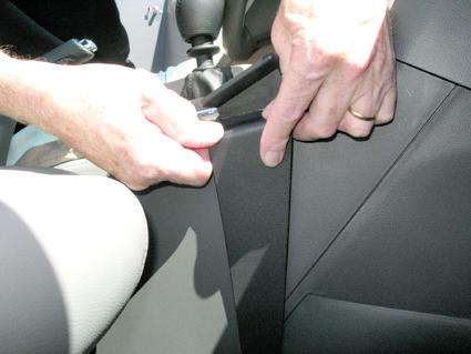 Händer som arbetar med konsol i Chevrolet Cruze 09-14.