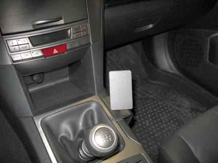 Konsol i en Subaru Outback/Legacy 10-14 med växelspak och knappar.
