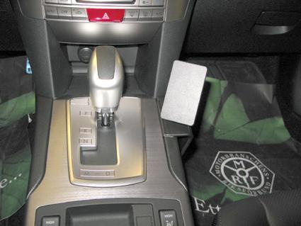 En bilkonsol med växelspak och kontroller.