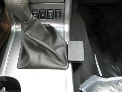 En del av interiören med växelspak och konsol i Nissan Navara 11-15.