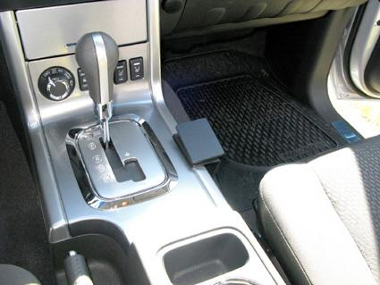 Konsol i en Nissan Navara med växelspak och kontroller.