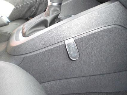 En svart konsoldel från en Volkswagen Jetta 11-15.