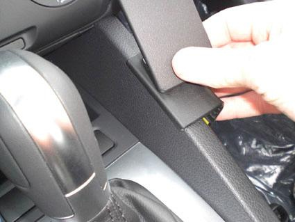 Hand som trycker på en del av en bilkonsol i en Volkswagen Jetta.