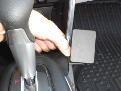 Montering av konsolbygel vid växelspaken i en Honda CR-Z.