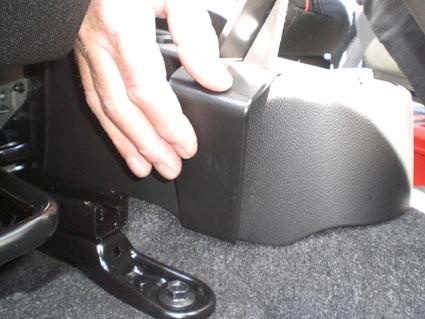 Monteringsbygel installeras vid bilen Mazda 2, plats för konsol.