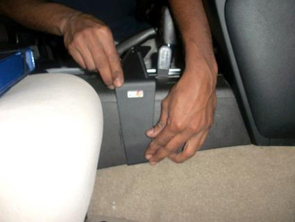 En person installerar en konsol i en Toyota LandCruiser V8.