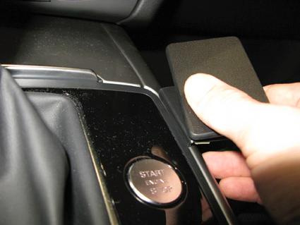 Hand som trycker på en konsolknapp i en Audi A6.