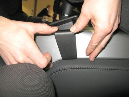 En person håller i en del av Audi A6:s konsol för justering.