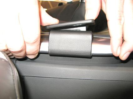 Fäste för mobiltelefon, monterad på konsol i Volvo S80/V70/CX70.