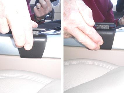 Bild visar en hand som justerar en konsoldetalj i en bil.