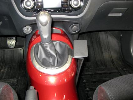 Manuell växelspak i en röd konsol, interiör av Nissan Juke 11-15.