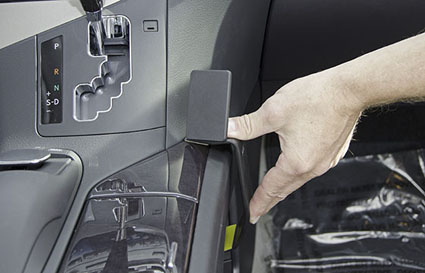 En hand justerar en knapp på en inredning i Lexus RX.