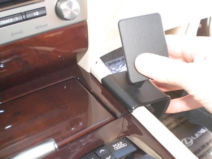 Monteringsbygel för konsol i en Lexus LS, installationsvisning.