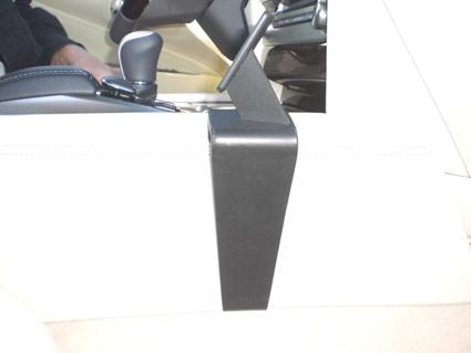 En svart monteringsbygel för konsolelement i en Lexus LS.