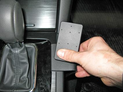 En hand som håller en konsolskiva för Subaru Outback 15-15.