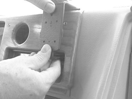 Montering av en bygel på en Chevrolet Van.